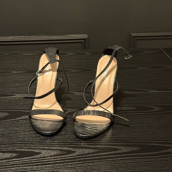 Fashionova size 10 heeled sandal with rhinestone embellishments - Picture 2 of 5